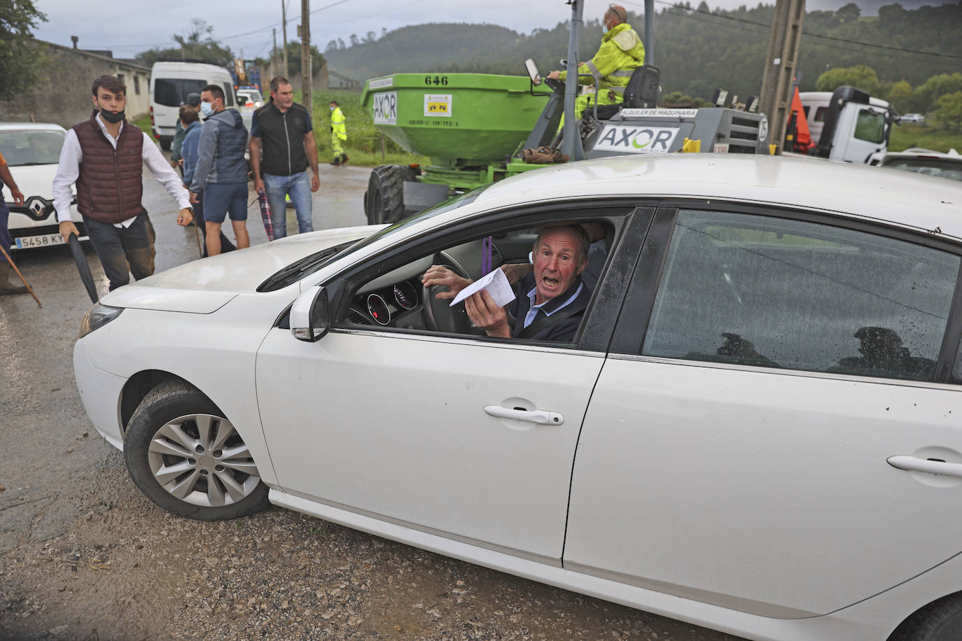 Fotos: Un vecino de Serdio embiste dos patrullas con un dúmper en otra batalla contra el derribo del puente