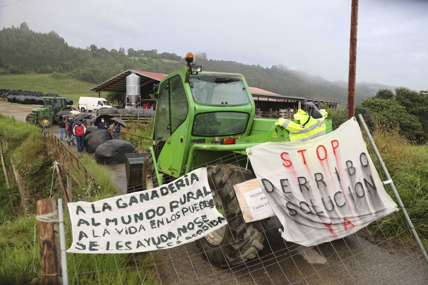 Fotos: Un vecino de Serdio embiste dos patrullas con un dúmper en otra batalla contra el derribo del puente