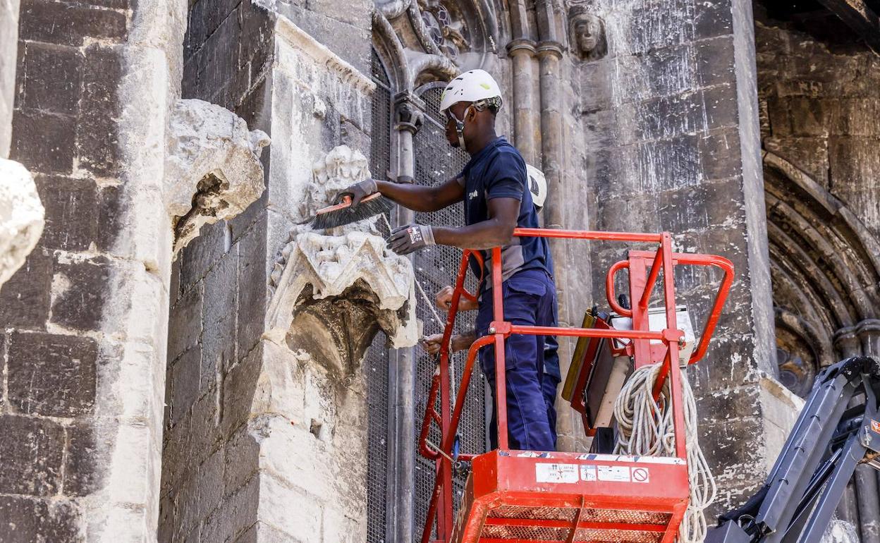 Un trabajador revisa la fachada de San Pedro.