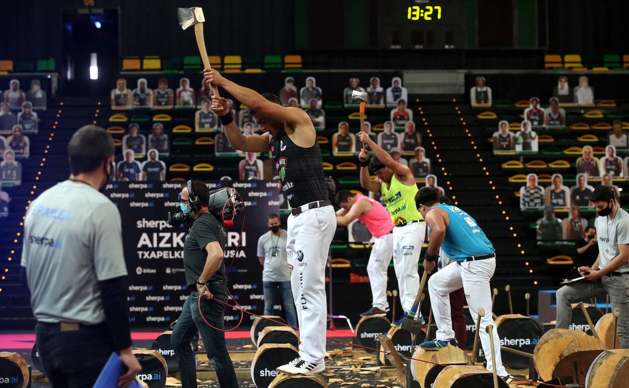 Iker Vicente en el campeonato de aizkolaris en el Bilbao Arena el año pasado.