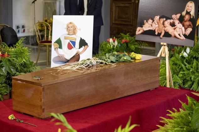 El féretro de Raffaella Carrà descansa en la capilla ardiente instalada en el ayuntamiento de Roma.