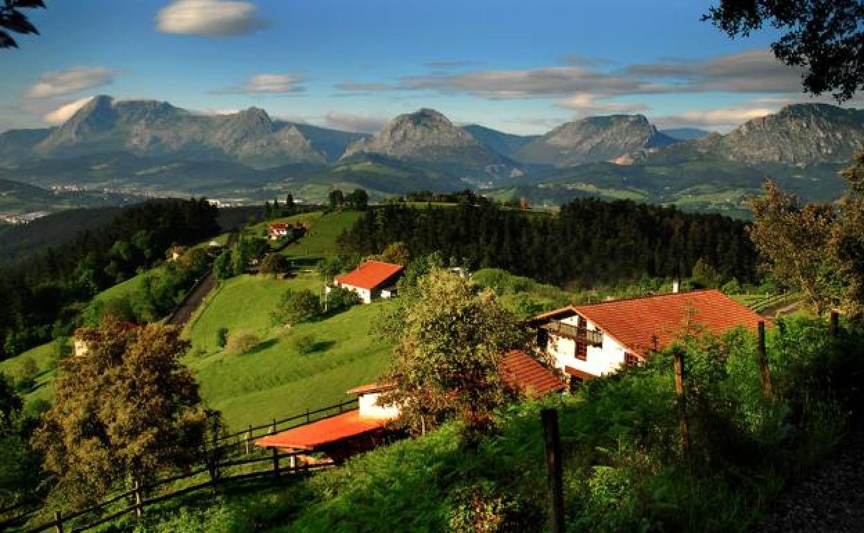 Bella estampa de la pequeña localidad de Garai a las faldas del Oiz y bordeada por el cresterío del Duranguesado. 
