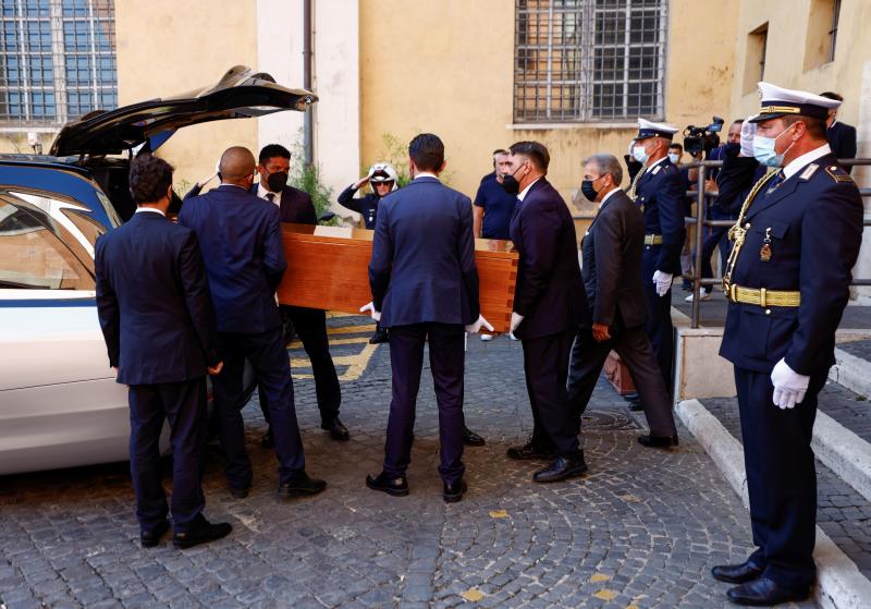 Llegada del cuerpo de Raffaella Carrà a la capilla ardiente instalada en el ayuntamiento de Roma.