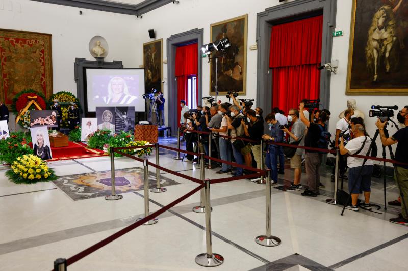 Los medios gráficos recogen la llegada del cuerpo de Raffaella Carrà a la capilla ardiente instalada en el ayuntamiento de Roma.