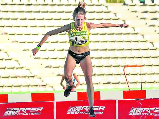 June Arbeo tras saltar un obstáculo. 