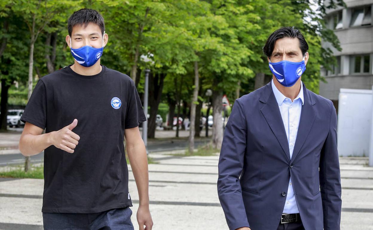 Fernández, junto a Hara, en la presentación del ariete japonés. 