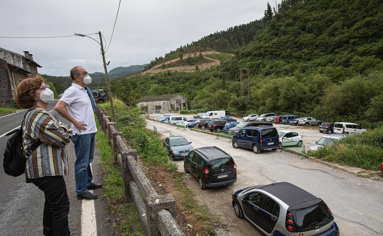 Terrenos colindantes a la antigua papelera, cuyo edificio se encuentra al fondo.