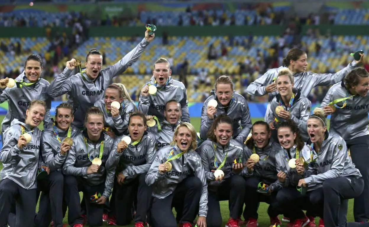 Jugadoras de la selección alemana con el oro olímpico logrado en la pasada edición, en Río de Janeiro. 