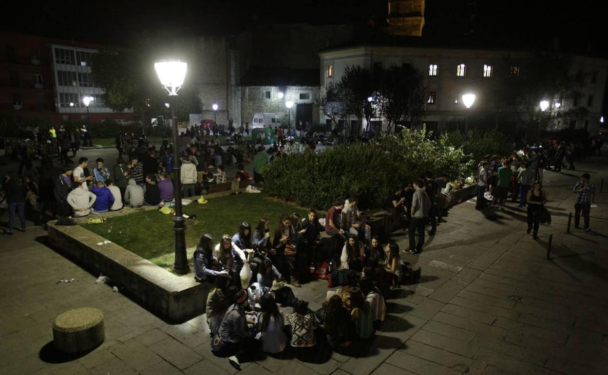 Un botellón en el Casco Medieval de Vitoria anterior a la pandemia.