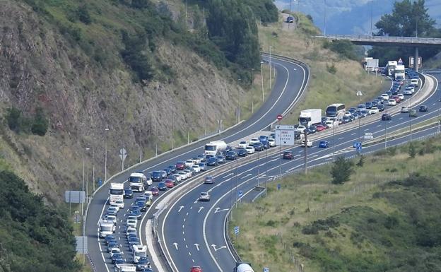 Largas colas en dirección Cantabria.