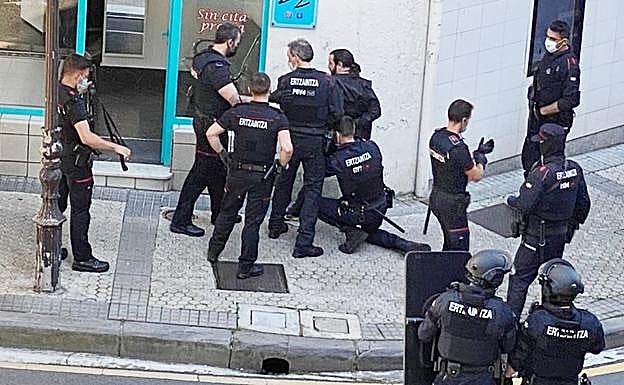 Momento de la detención de Pedro María junto a la peluquería donostiarra donde pretendía cambiar su aspecto. 