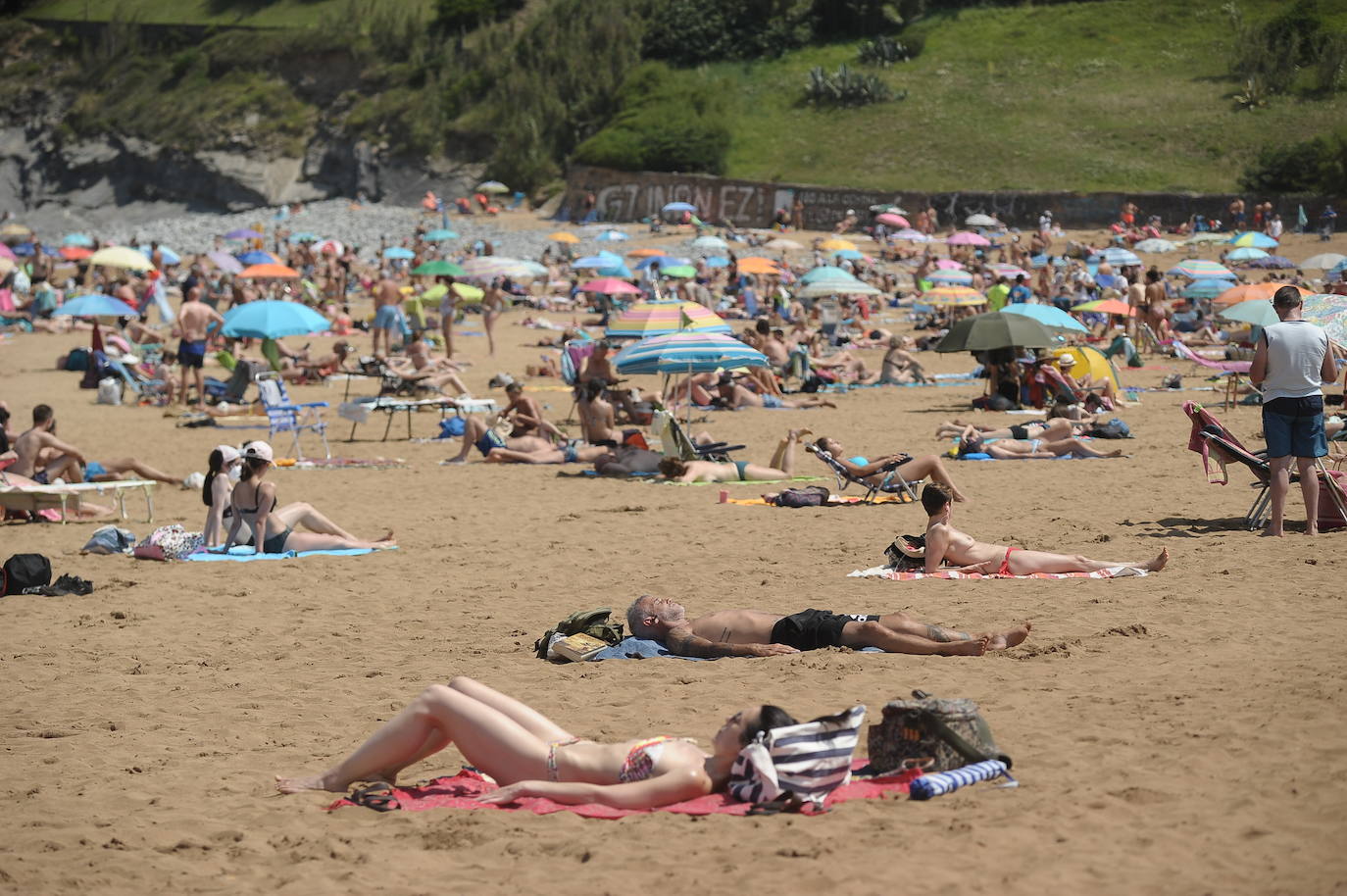 Fotos: Miles de vizcaínos aprovechan el buen tiempo para ir a la playa