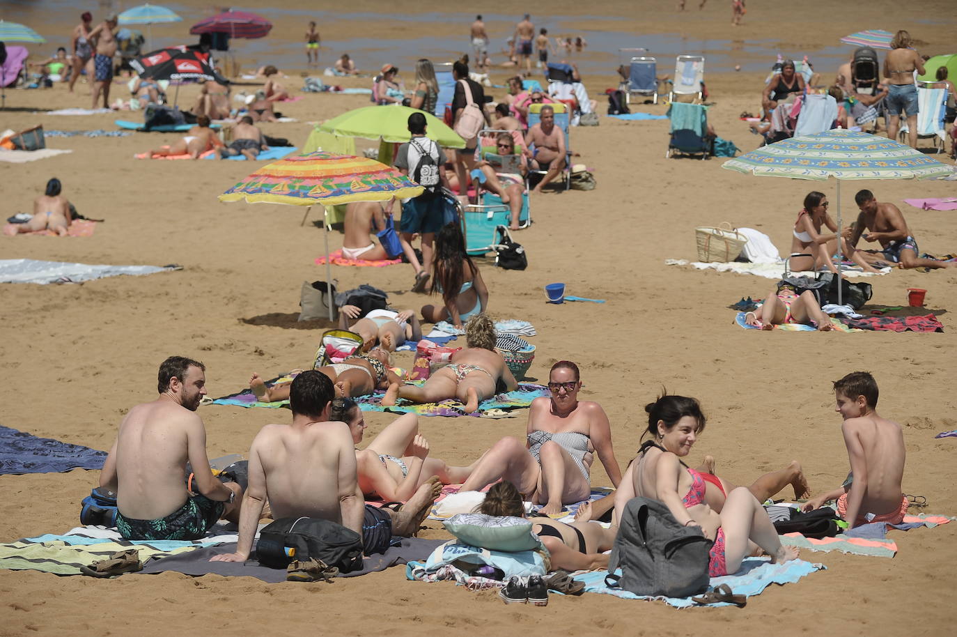 Fotos: Miles de vizcaínos aprovechan el buen tiempo para ir a la playa