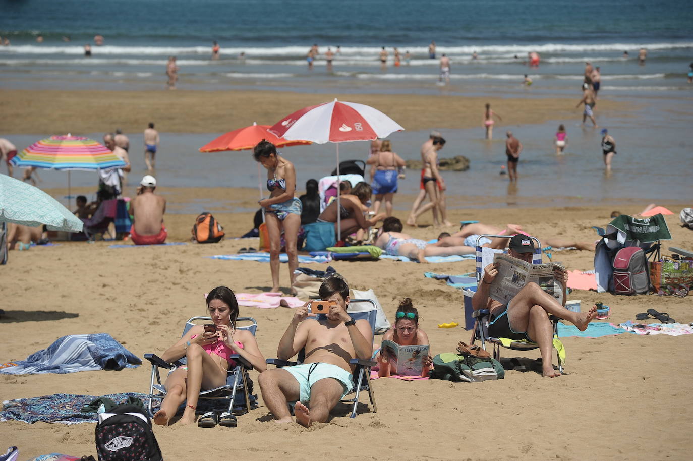 Fotos: Miles de vizcaínos aprovechan el buen tiempo para ir a la playa