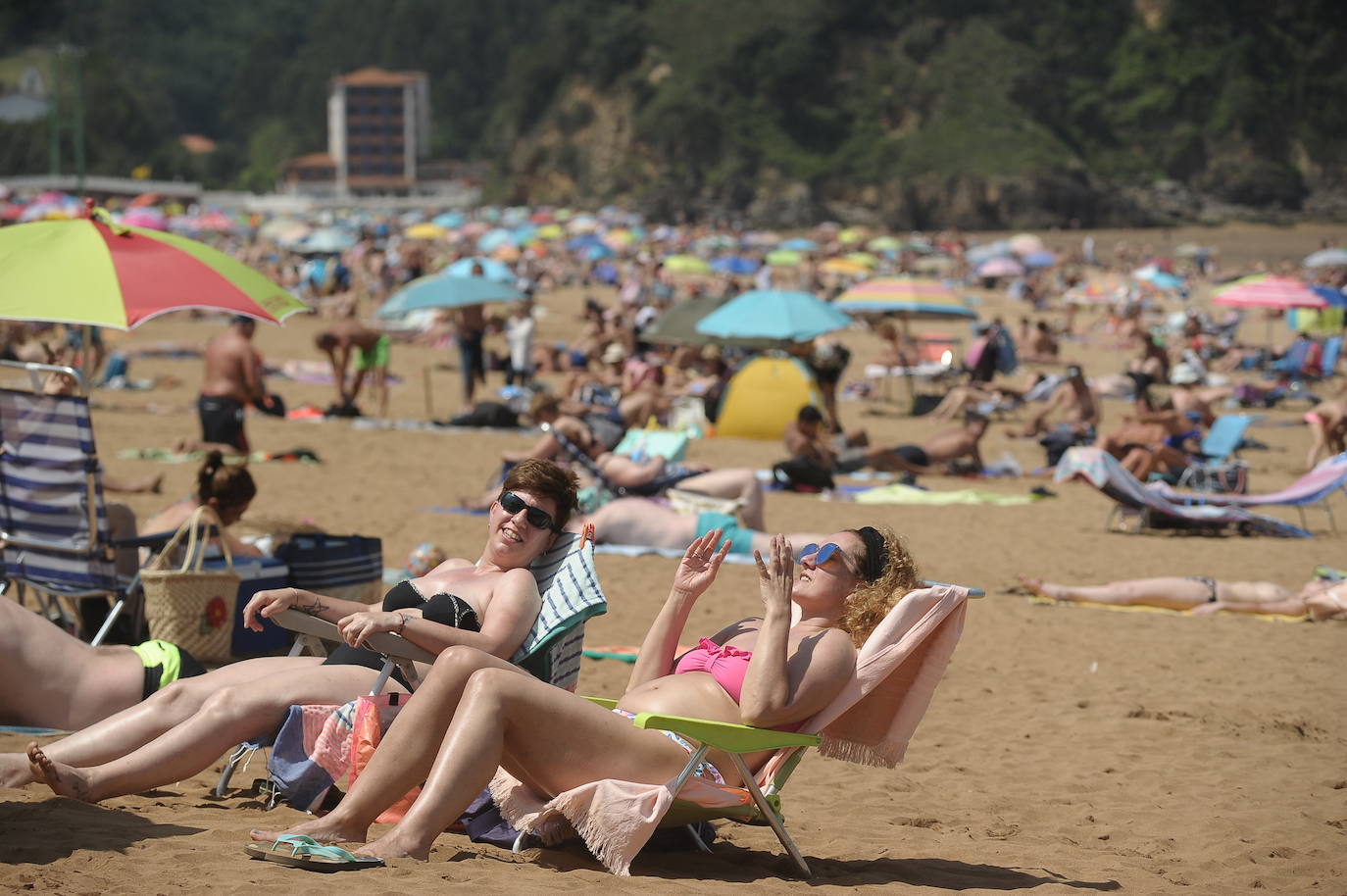 Fotos: Miles de vizcaínos aprovechan el buen tiempo para ir a la playa