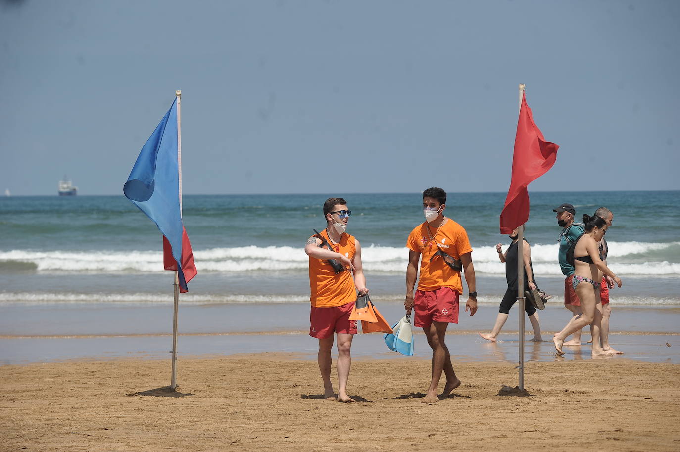 Fotos: Miles de vizcaínos aprovechan el buen tiempo para ir a la playa