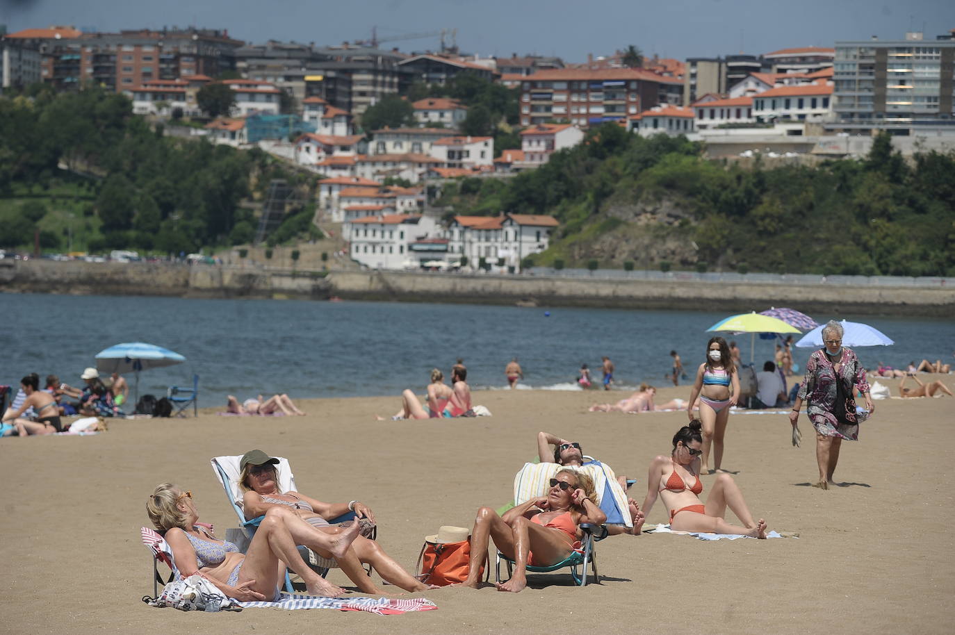 Fotos: Miles de vizcaínos aprovechan el buen tiempo para ir a la playa