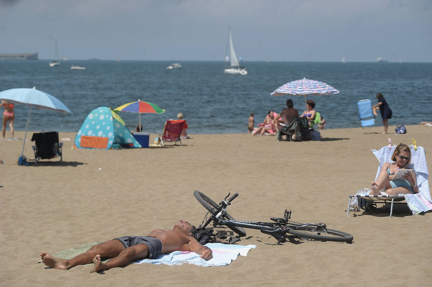 Fotos: Miles de vizcaínos aprovechan el buen tiempo para ir a la playa