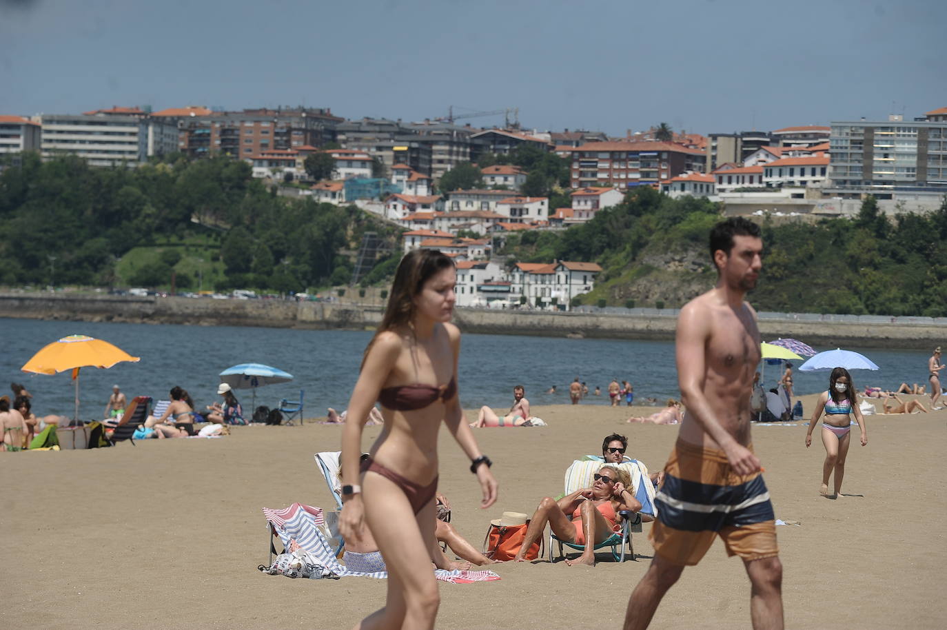 Fotos: Miles de vizcaínos aprovechan el buen tiempo para ir a la playa