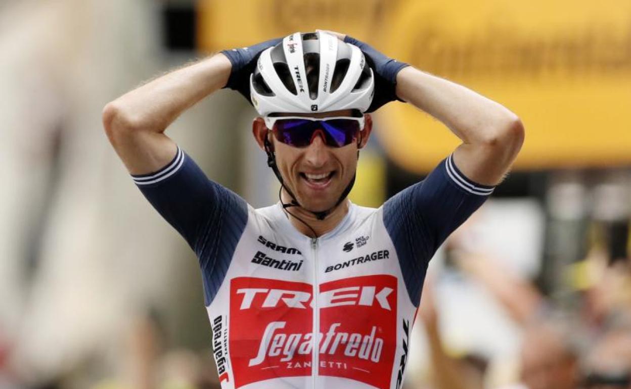 Gesto de Mollema al entrar vencedor en la meta de Quillan. 