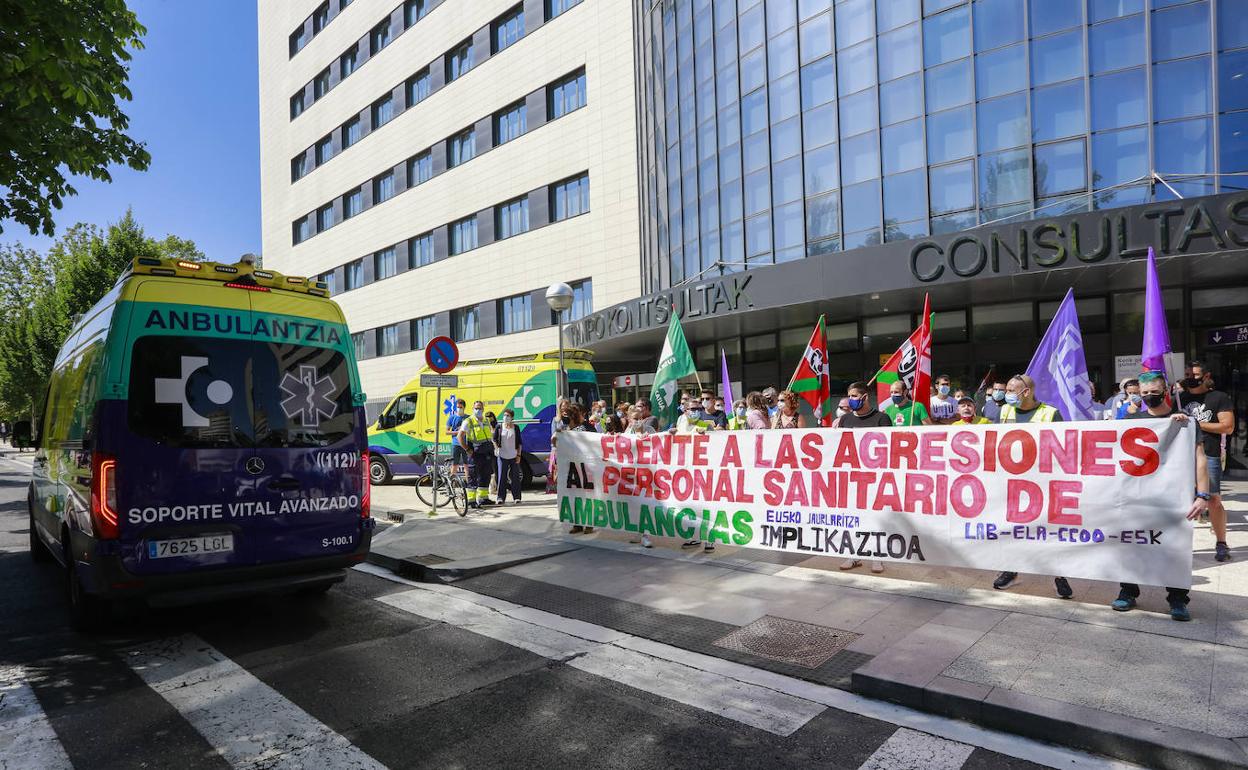 Sindicatos y personal de ambulancias se concentraron este viernes en Vitoria. 