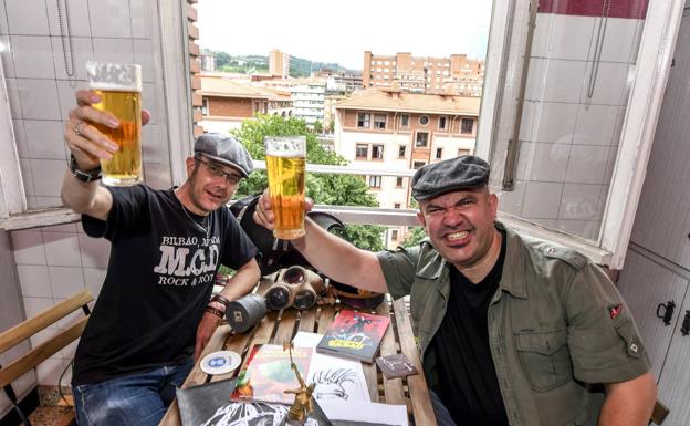 Imagen principal - Un brindis festivo de Sr. Verde y Kike Infame, junto a algunas de sus creaciones y elementos de atrezzo. El cómic 'Morirse en Bilbao', con una máscara de gas y una gorra militar. Detalle de la figura de Leire Riscal creada en 3D por Daniel Gojénola para 'Morirse en La Blanca'.