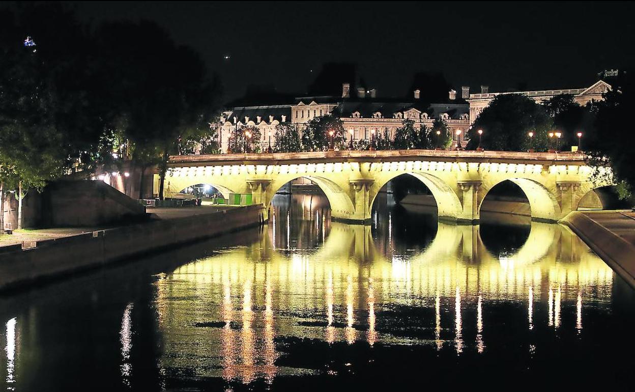 Vista parcial del Pont Neuf, con el Louvre al fondo.