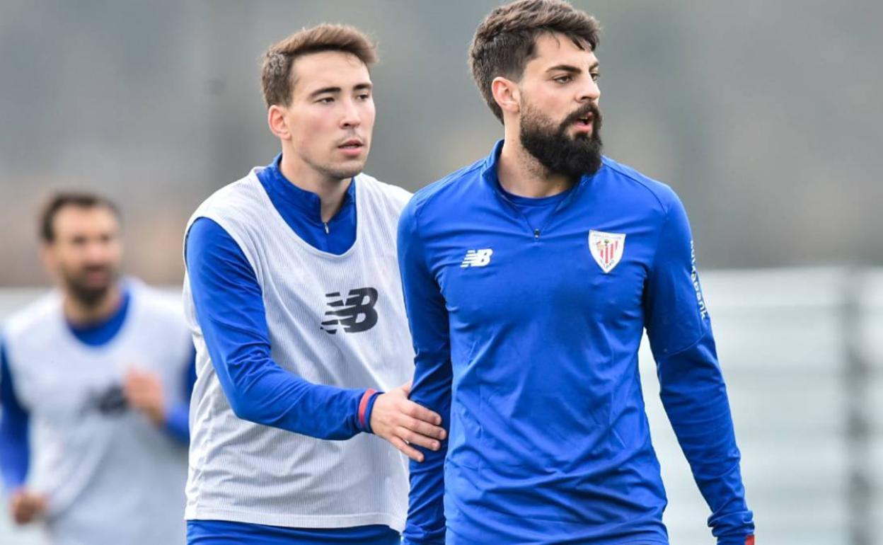 Jon Rojo junto a Asier Villalibre, en un entreno en Lezama. 