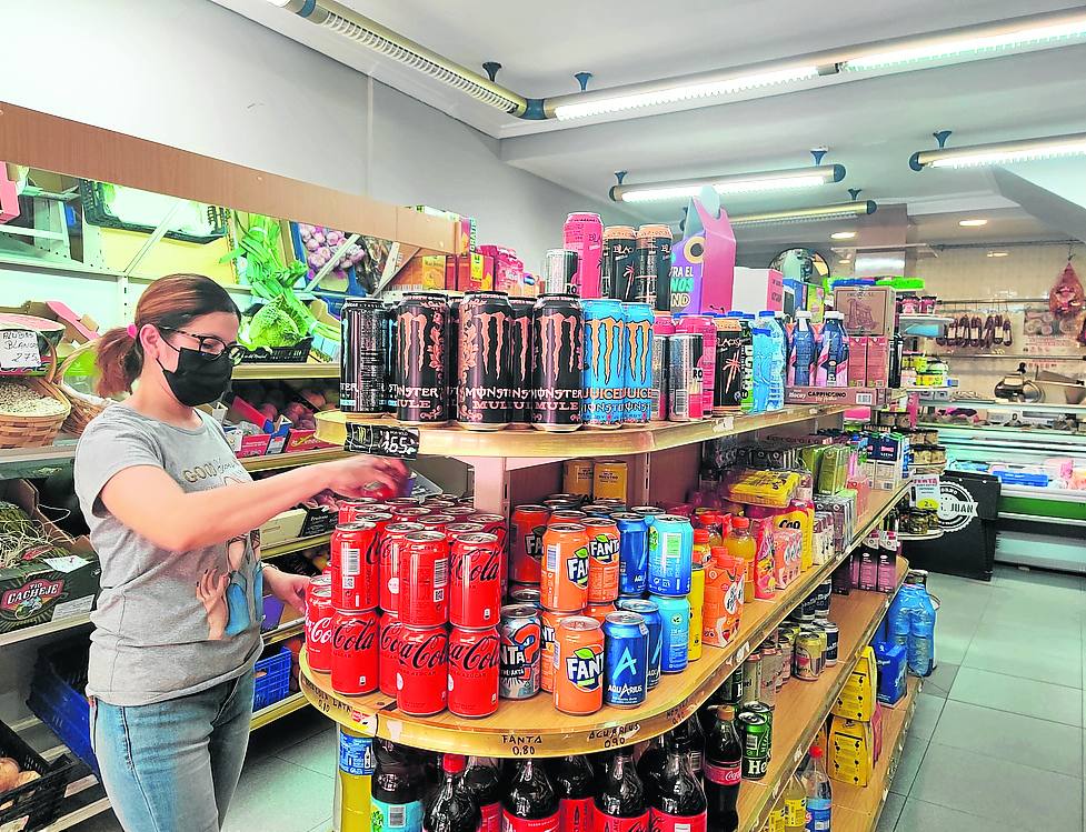 Salvatierra lleva diez años abriendo su tienda en la calle San Juan. 