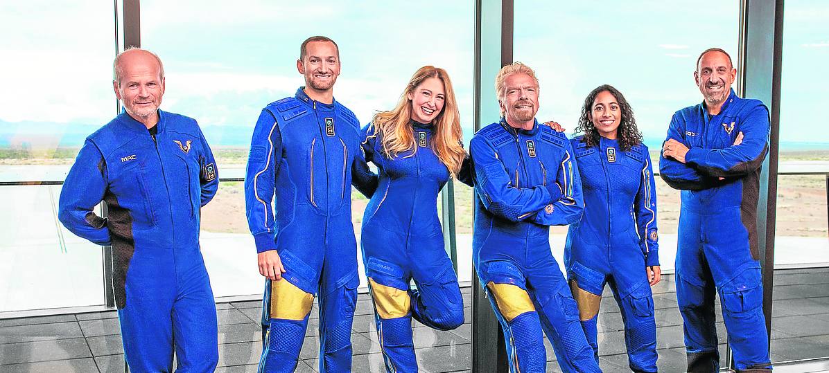 Richard Branson -el tercero por la derecha- con sus tres compañeros de vuelo y los dos pilotos de la nave nodriza en los extremos, con unos uniformes del estilo de los de la serie 'Star Trek Enterprise'. 