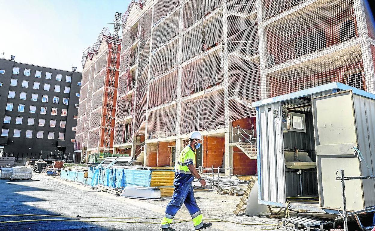 Un operario trabaja en un edificio de nueva construcción en Aretxabaleta, una de las zonas con más promociones en marcha. 