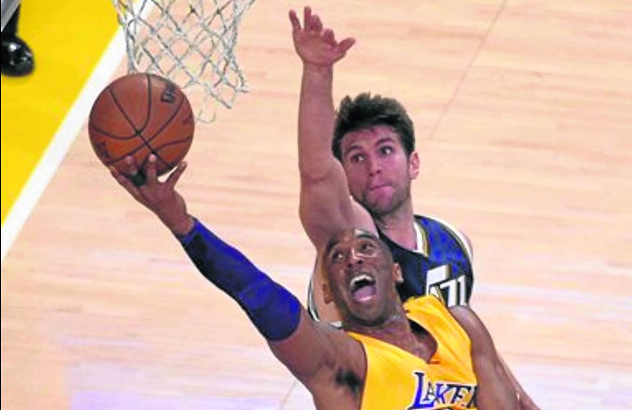 Withey trata de evitar que Kobe Bryant anote en 2016, cuando estaba en Utah. 