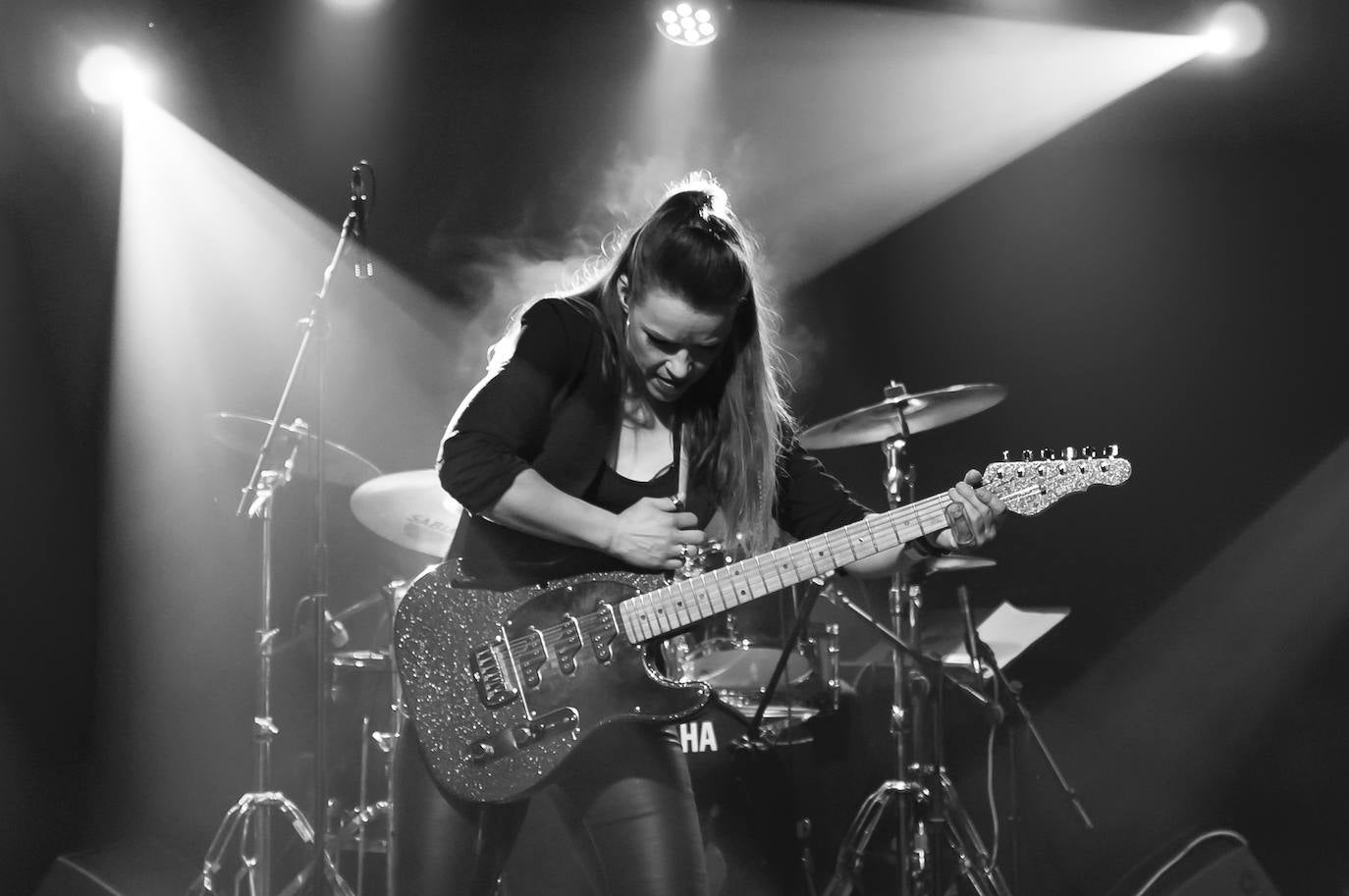 Irja, con una brillante guitarra G&L.