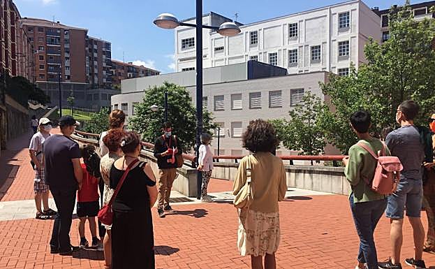 Un momento de la visita al barrio. 