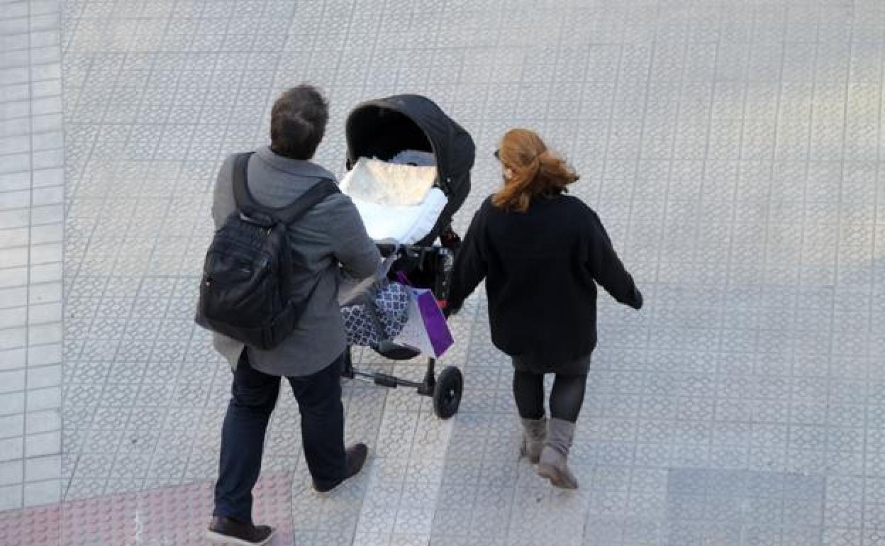La evolución del permiso de paternidad y maternidad en España