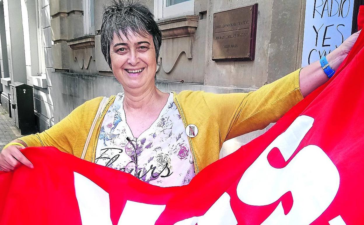 Olaizola sostiene una bandera que reivindica el derecho a decidir de Gales. 