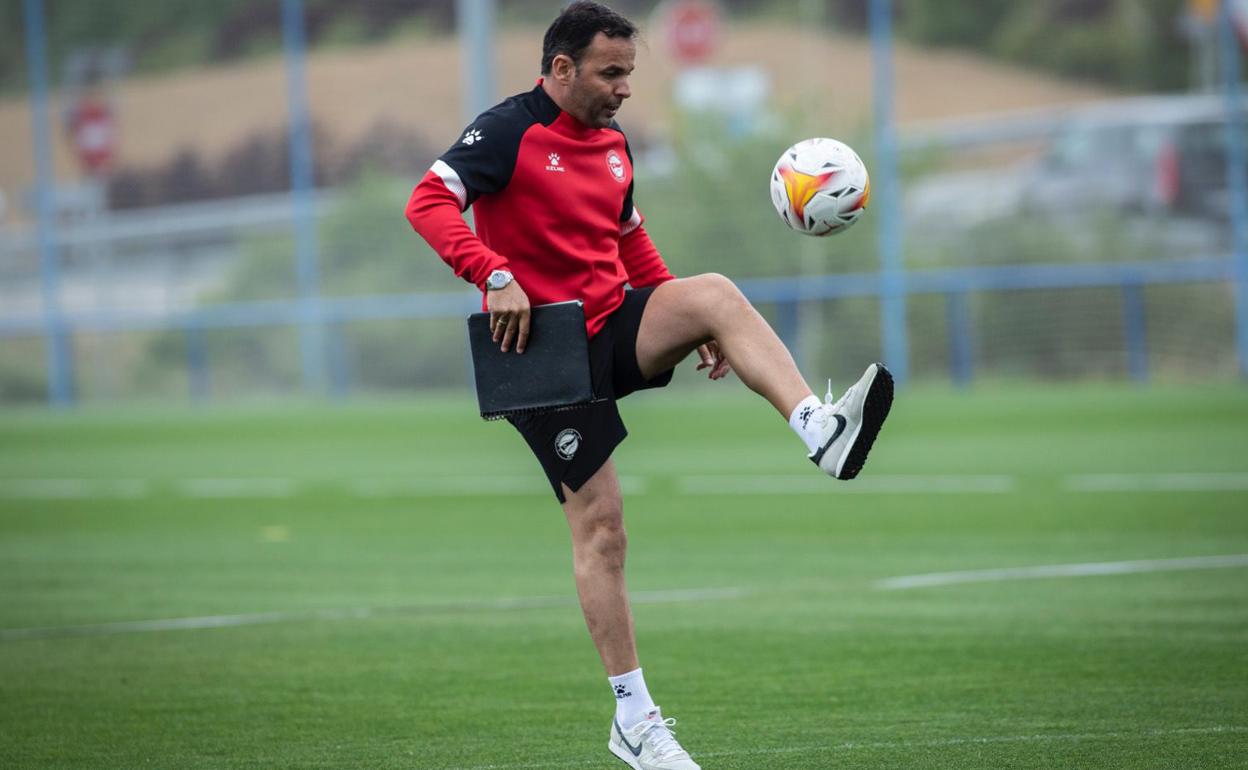 Calleja hace toques con un balón durante un entrenamiento. 