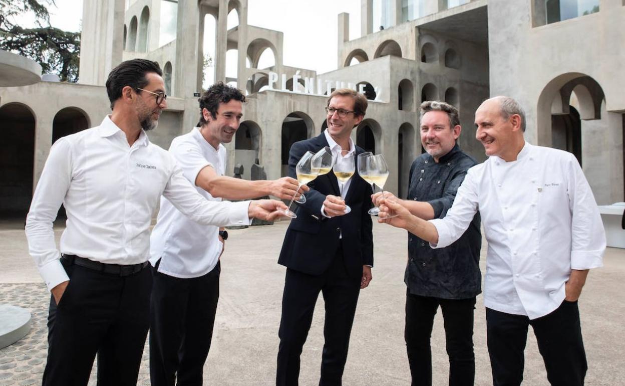 Los chefs Quique Dacosta, Eneko Atxa, Albert Adrià y Paco Pérez brindan con el chef de cave Vincent Chaperon