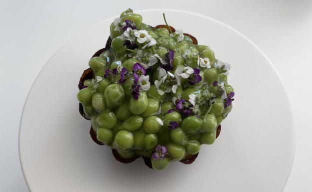 Tarta de guisantes lágrima y huevo a la brasa de Eneko Atxa.