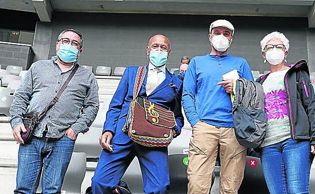 Imagen principal - Manuel Periales, Amancio Teresa Delgado, Martín de Pablo y Silvia García. En la segunda imagen, José Barco, Victoria Mercadé, Pedro José Labrador y Concha Monterde. Al lado, Maite Tregán y Xabier Añúa.