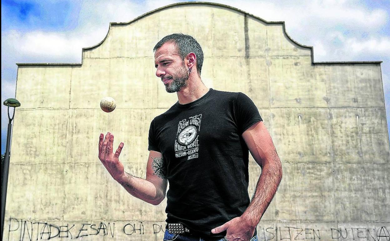 Ibai Zabala juega con una pelota en uno de los frontones al aire libre de la zona de Berriz Buru. 