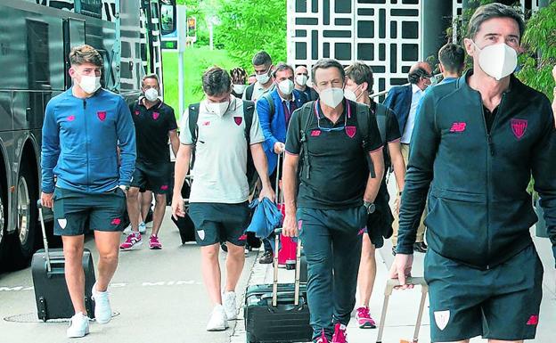 En Suiza. Marcelino tras descender del autocar a la llegada del equipo al hotel de San Galo. 