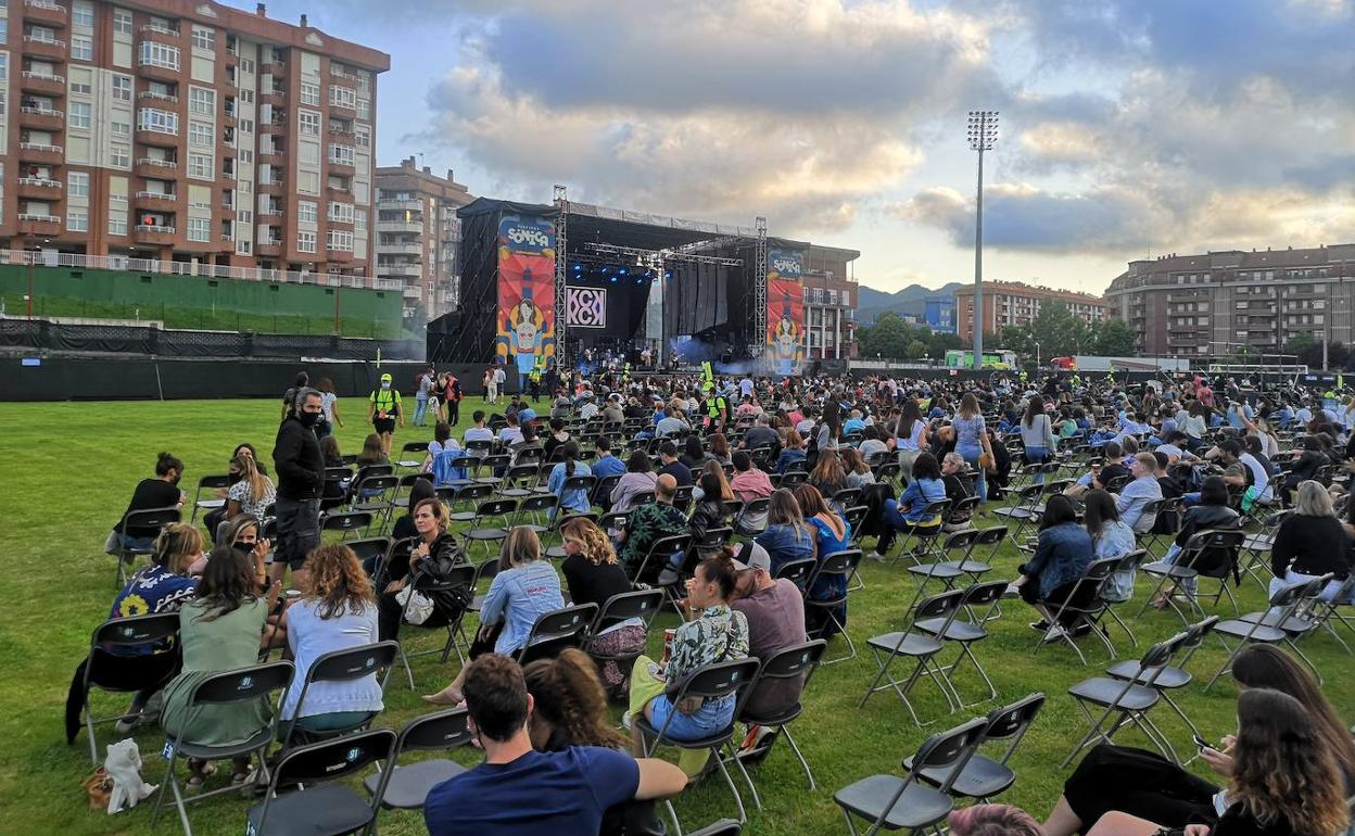 Colas a la entrada y distancias y mascarillas para ver a Vetusta Morla en  el Festival Sónica | El Correo