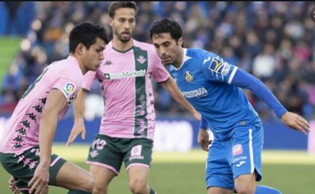 Etxeita, con la camiseta del Getafe en un partido ante el Betis. 