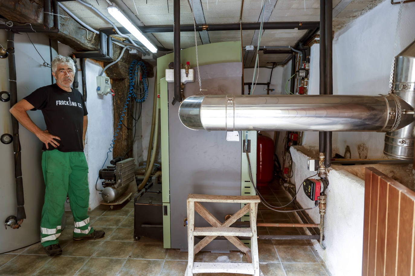Juan González en la zona de la caldera de pelets.
