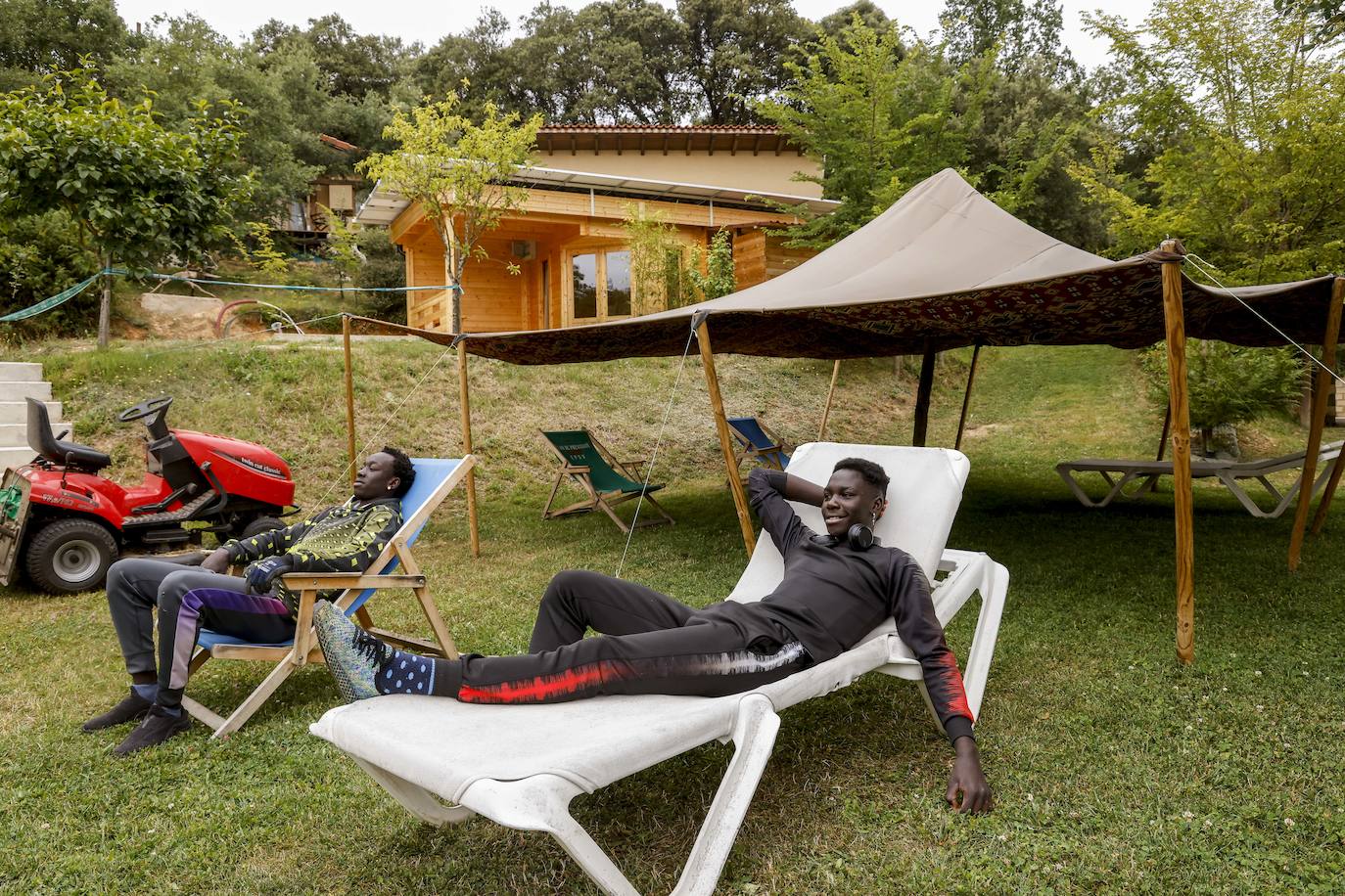 Dos jóvenes descansan en el exterior del alojamiento rural Azala.