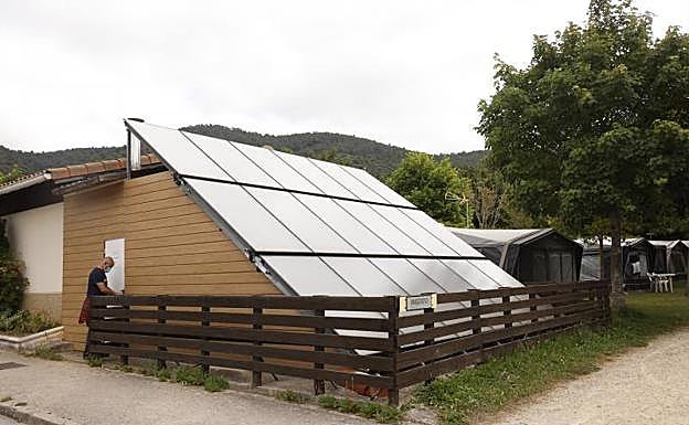 Placas solares instaladas en el Camping Angosto para el calentamiento del agua.