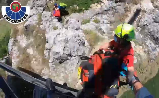 Un helicóptero de la Ertzaintza con efectivos de la Sección de Montaña de la Unidad de Vigilancia y Rescate (U.V.R.) ha accedido al lugar del incidente.