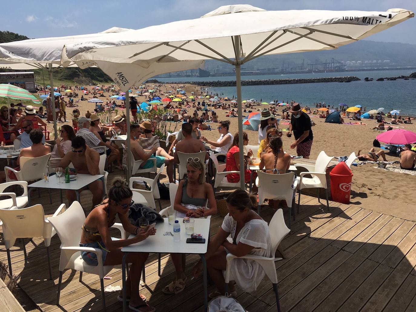 Fotos: Así lucen las playas de Las Arenas y Arrigunaga este domingo