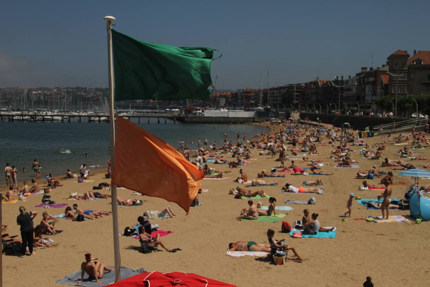 Fotos: Así lucen las playas de Las Arenas y Arrigunaga este domingo
